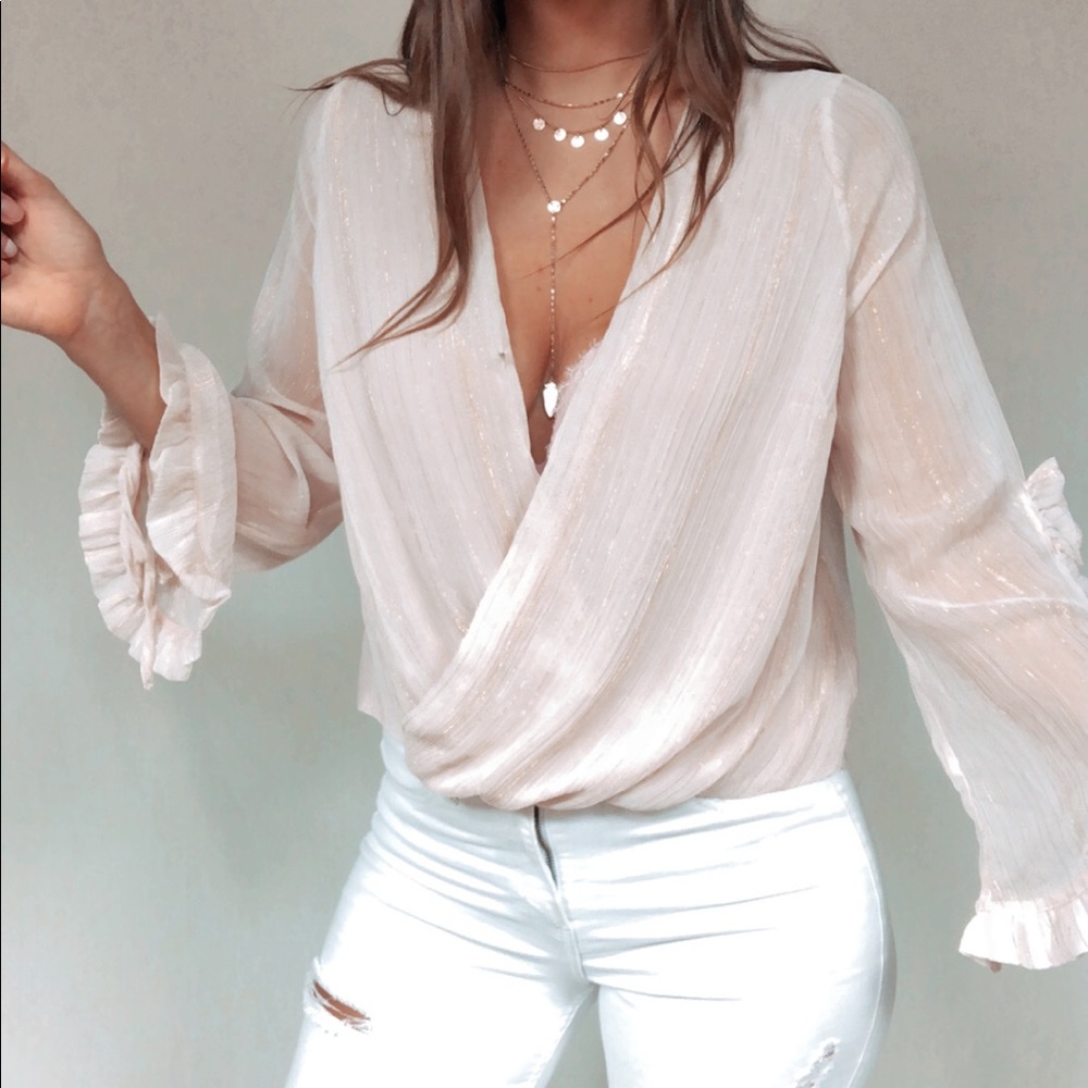 NWT Stunning peach top with flowing tied sleeves - Picture 3 of 10